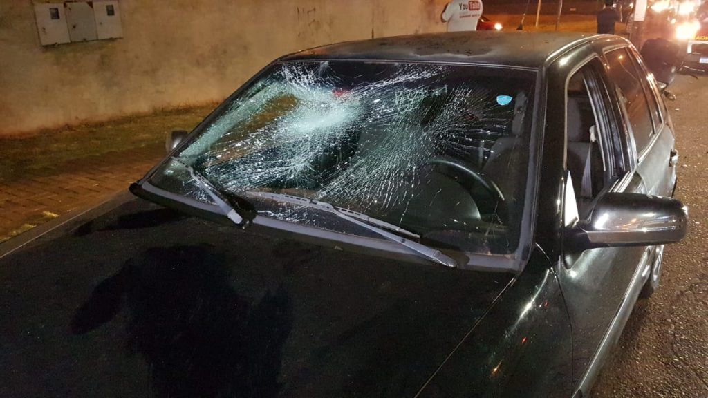 Ciclista fica ferido ao bater contra carro na Avenida Rocha Pombo Ciclista fica ferido ao bater contra carro na Avenida Rocha Pombo