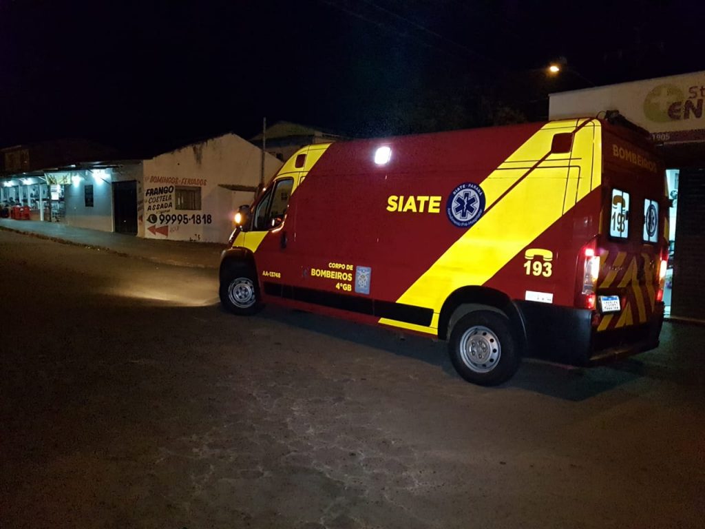 Idosa é socorrida pelo Siate após cair dentro de casa, no Bairro Guarujá Idosa é socorrida pelo Siate após cair dentro de casa, no Bairro Guarujá