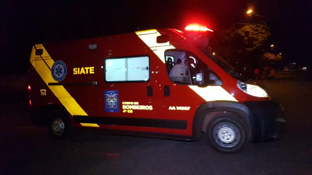Dois ficam feridos em acidente entre carro e moto no Bairro Cataratas Dois ficam feridos em acidente entre carro e moto no Bairro Cataratas