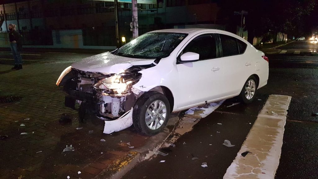 Colisão de trânsito envolvendo carro e moto no Centro deixa homem ferido Colisão de trânsito envolvendo carro e moto no Centro deixa homem ferido