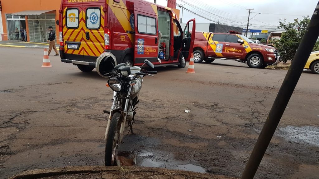 Caminhonete e motocicleta se envolvem em batida no Bairro Maria Luíza Caminhonete e motocicleta se envolvem em batida no Bairro Maria Luíza