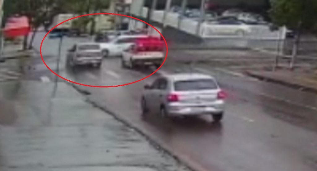 Câmera registra colisão entre Uno e Logan no cruzamento das Ruas Cuiabá e General Osório; Veja o vídeo Câmera registra colisão entre Uno e Logan no cruzamento das Ruas Cuiabá e General Osório; Veja o vídeo