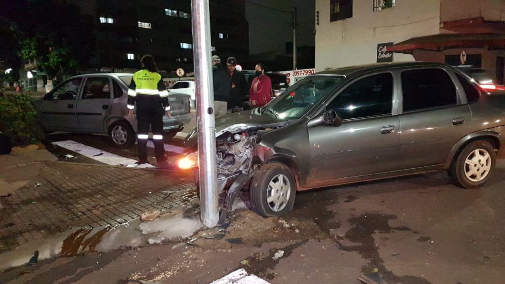 Carros batem em cruzamento no Centro de Cascavel Carros batem em cruzamento no Centro de Cascavel