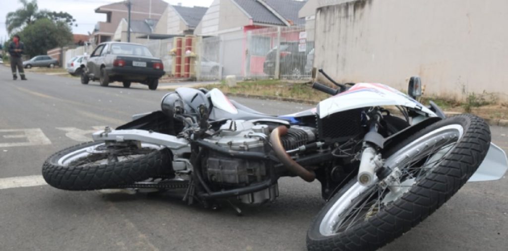 Motociclista fica ferido após acidente de trânsito em Ponta Grossa Motociclista fica ferido após acidente de trânsito em Ponta Grossa