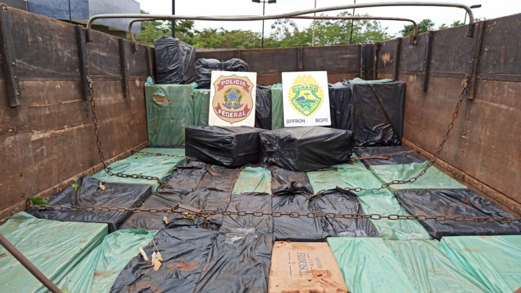 PF e BPFron apreendem caminhões carregados com cigarros contrabando em Terra Roxa