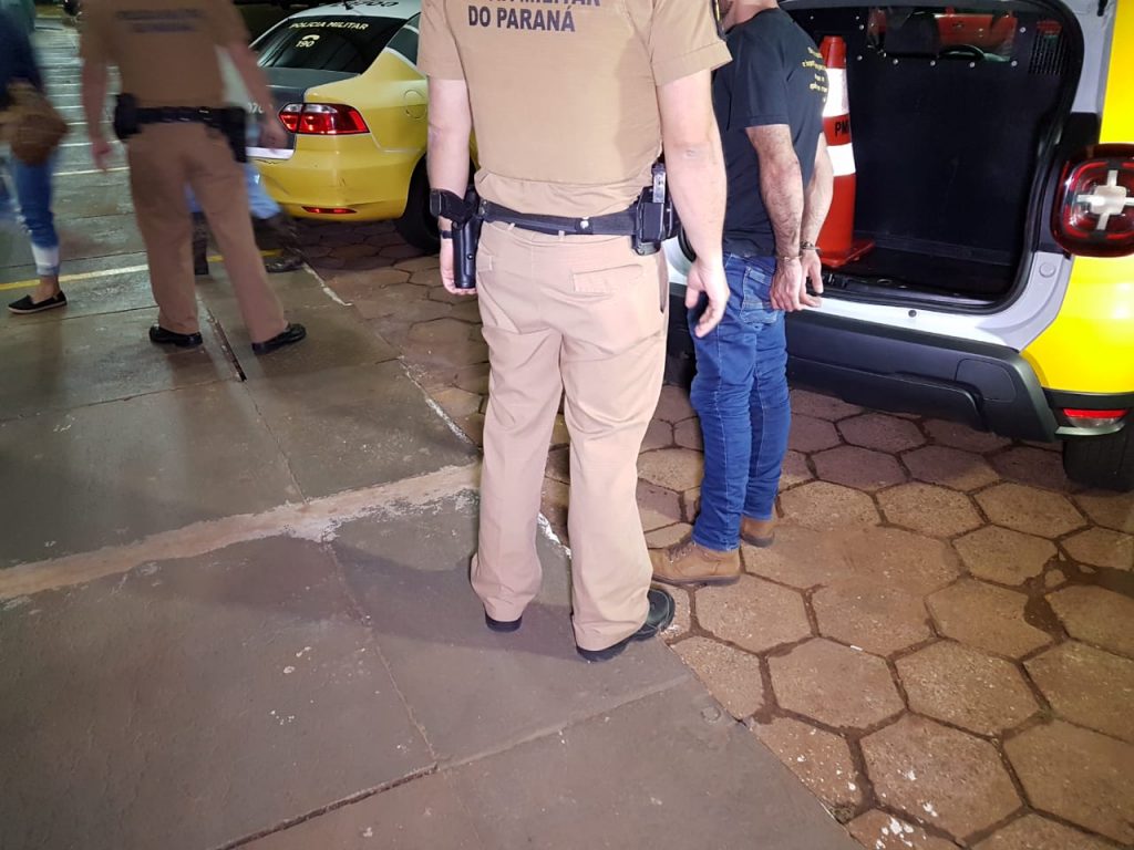 Homem que teria xingado a própria mãe e quebrado móveis de casa é detido pela PM e levado à delegacia Homem que teria xingado a própria mãe e quebrado móveis de casa é detido pela PM e levado à delegacia