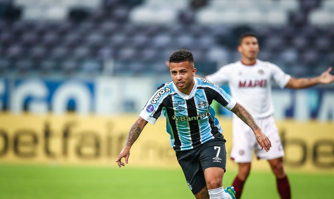 Ferreira brilha, Grêmio vence Lanús e fica a 1 ponto das oitavas da Sul-Americana Imagem referente a Ferreira brilha, Grêmio vence Lanús e fica a 1 ponto das oitavas da Sul-Americana
