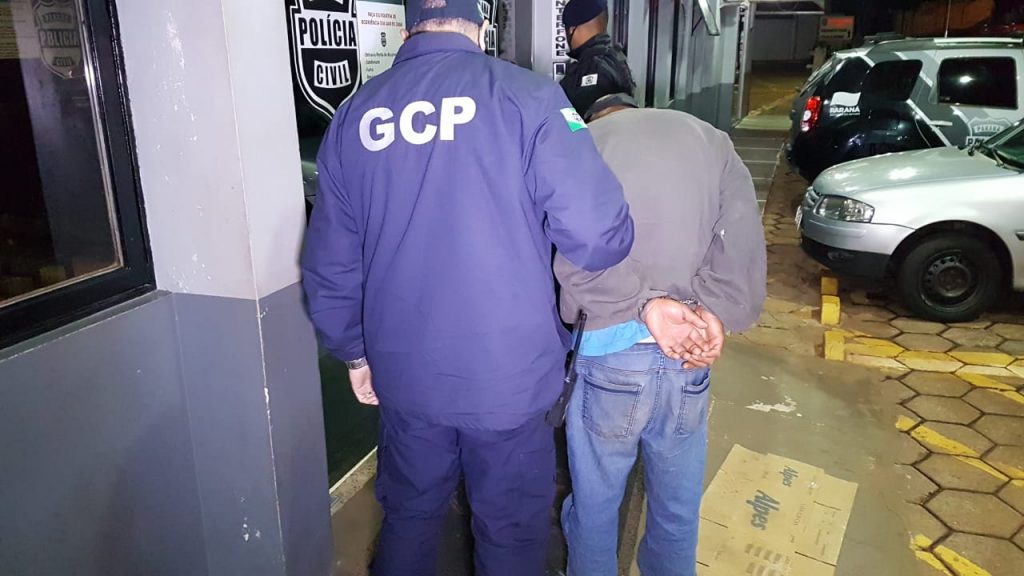 Homem é detido pela Guarda Civil Patrimonial após quebrar porta da Rodoviária de Cascavel