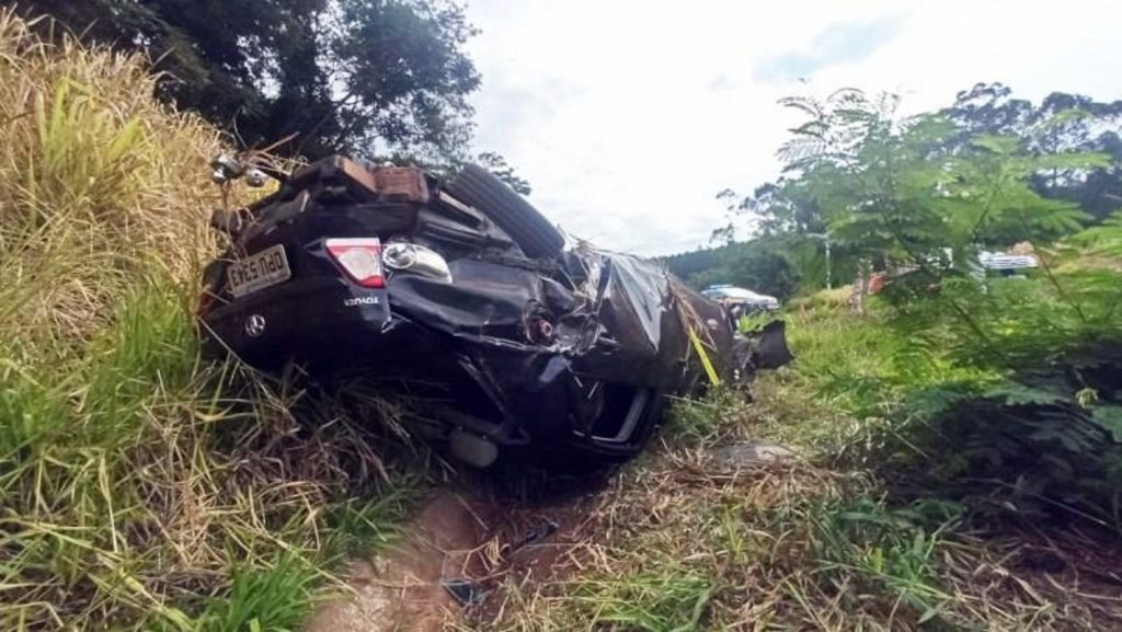 Veículo fica destruído em capotamento na BR-163 em Marechal Rondon