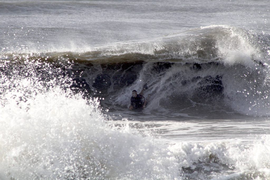 Obras da orla de Matinhos vão melhorar condição das ondas para a prática do surf
