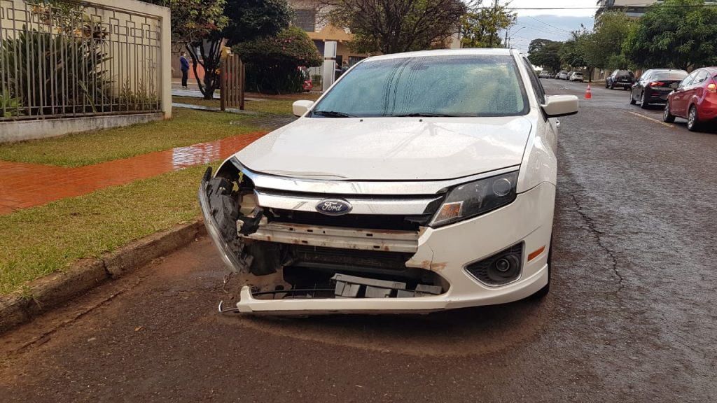 Colisão entre carro e moto deixa homem de 52 anos ferido no Centro de Cascavel