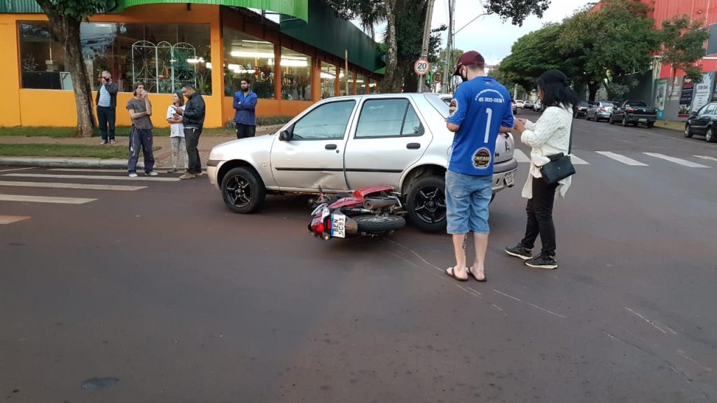 Motociclista fica ferido em acidente de trânsito na Rua Recife, no Bairro Coqueiral