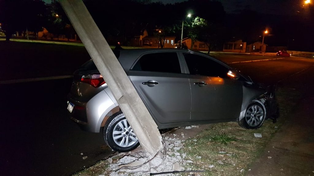 Motorista que teria sido ‘fechado’ por outro carro e atinge poste na região do Bairro Parque Verde