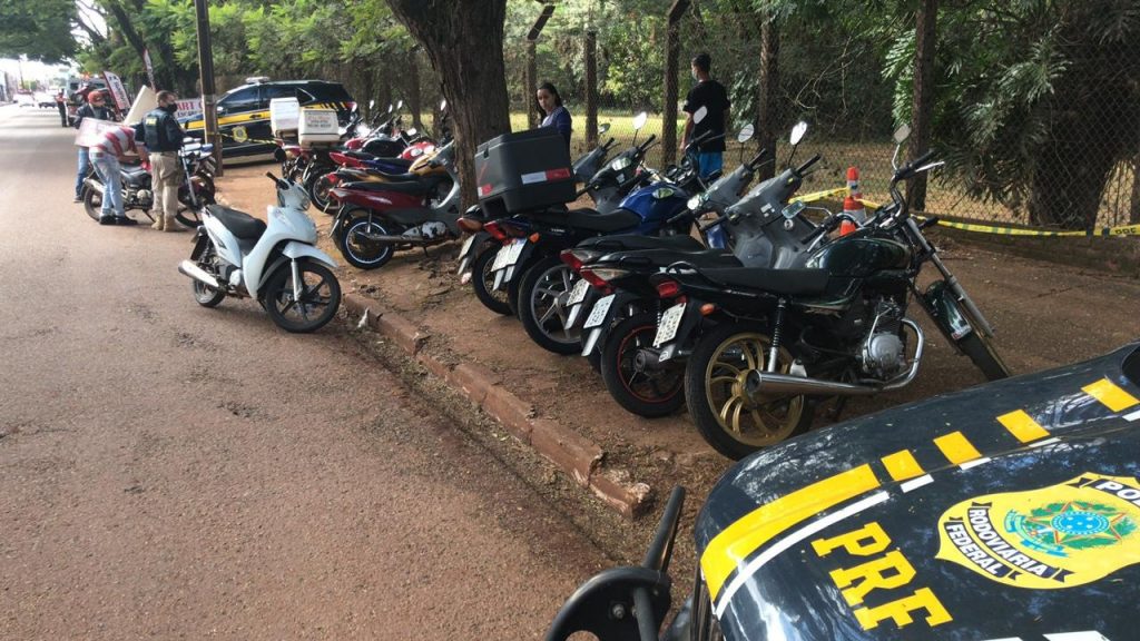 PRF apreende 30 motocicletas em menos de 4 horas de fiscalização em Rolândia