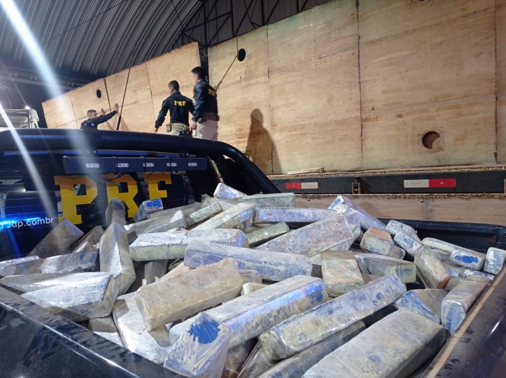 PRF apreende carreta com quase uma tonelada de maconha em Guaíra