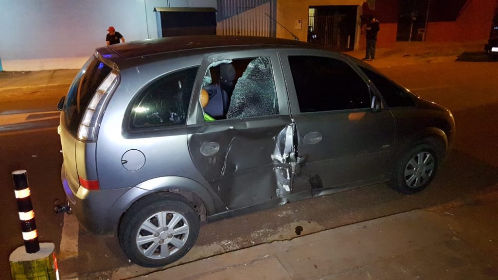 Forte colisão entre carro e moto é registrada no Bairro XIV de Novembro