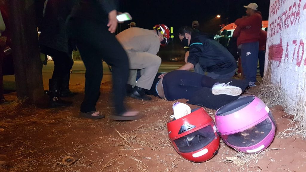 Colisão entre carro e moto no Bairro Interlagos deixa jovem gravemente ferido