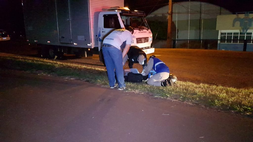 Homem fica ferido ao cair de motocicleta na marginal da BR-277, na região do Santos Dumont