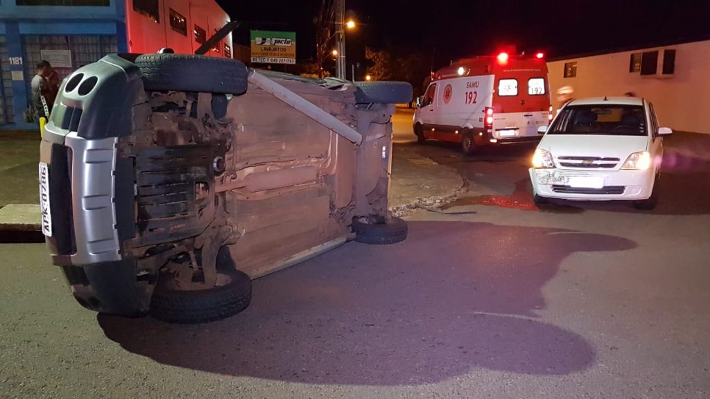 Fiat Idea tomba em acidente de trânsito na Região do Lago II, em Cascavel