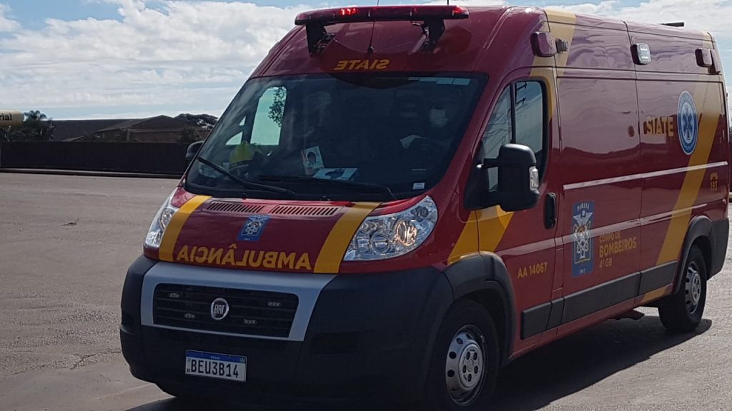 Vítima atingida por objeto é socorrida pelo Siate em empresa às margens da BR-277, em Cascavel