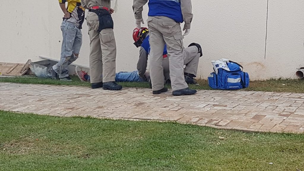Trabalhador fica ferido ao cair em obra no Bairro Santa Felicidade