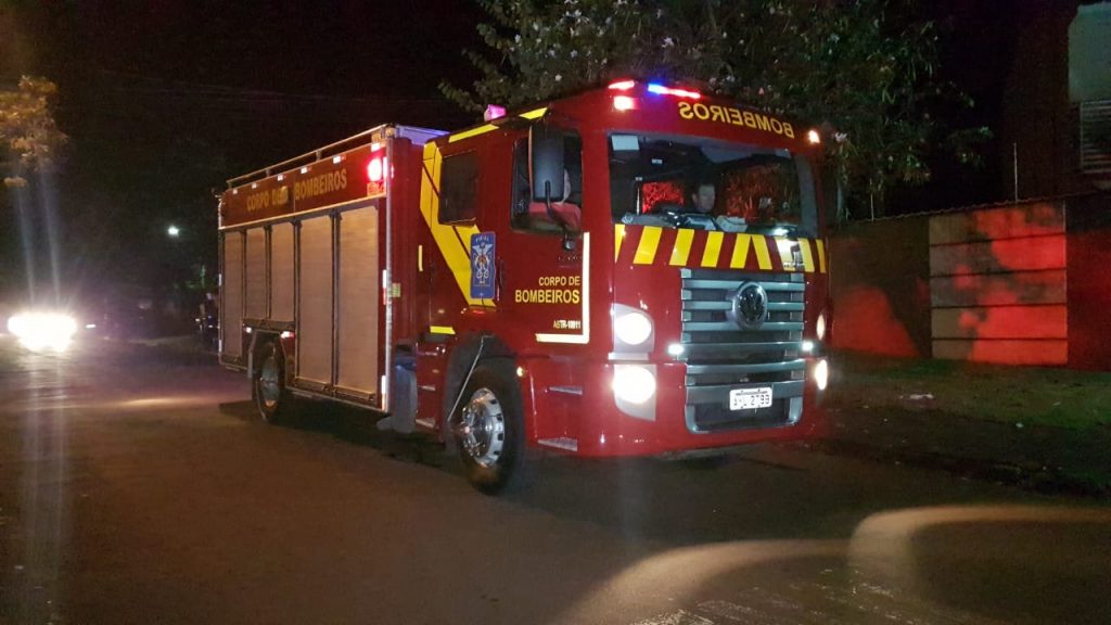 Fogo em vegetação assusta moradores no Bairro Neva que acionam Corpo de Bombeiros