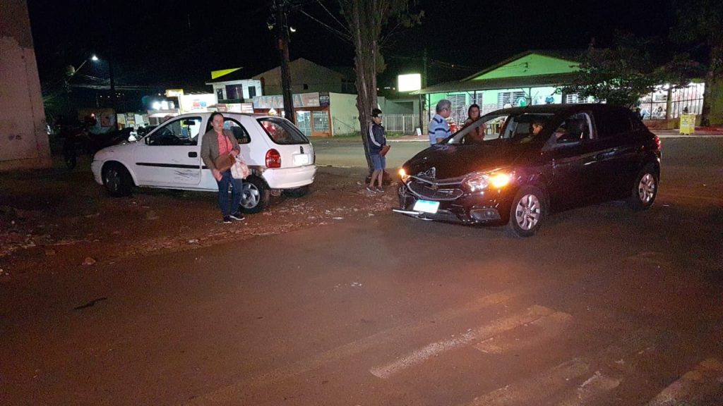 Gestante fica ferida após colisão entre carros na Rua Europa