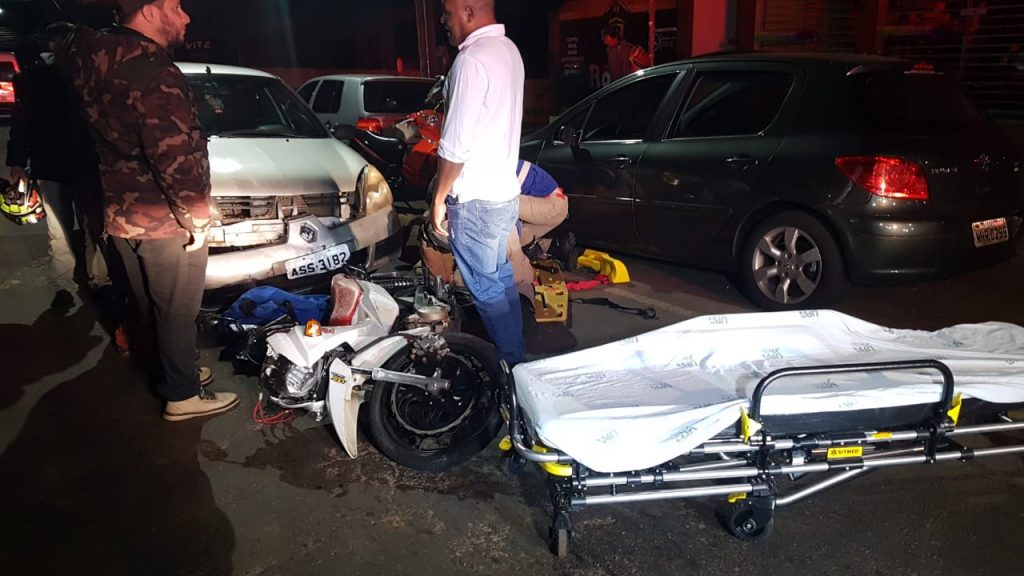 Renault Clio bate contra moto na Rua Jacarezinho