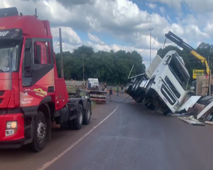Destombamento de caminhão é realizado na BR-163 em Marechal Cândido Rondon Imagem referente a Destombamento de caminhão é realizado na BR-163 em Marechal Cândido Rondon