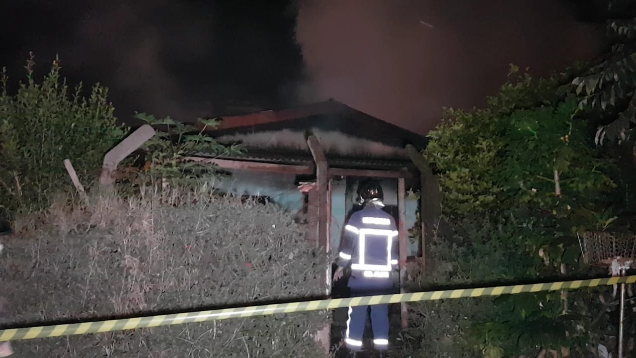 Casa que estaria abandonada há meses é tomada por incêndio no Bairro Santa Cruz