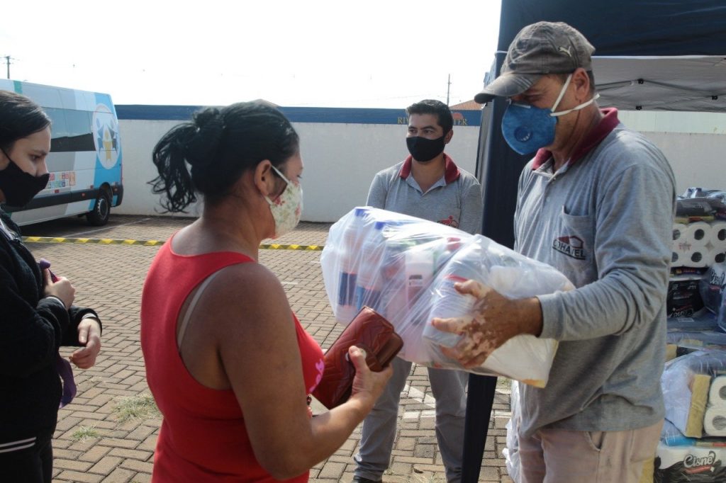 Famílias do Conjunto Riviera recebem cesta com produtos de higiene e limpeza