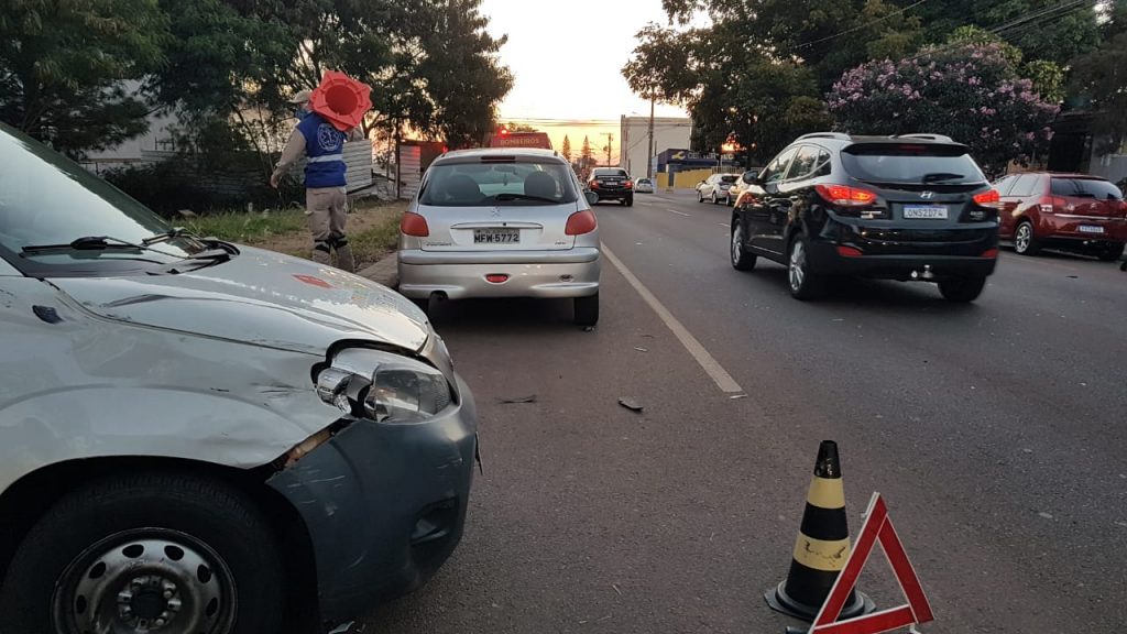 Motociclista fica ferido em colisão contra Fiat Fiorino na Rua Cuiabá, no Bairro Neva