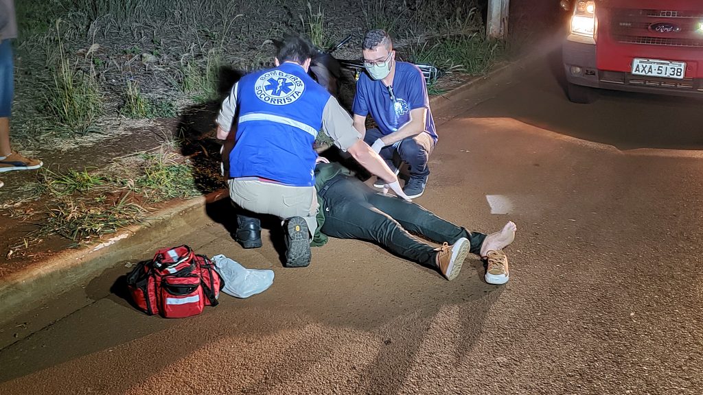 Mulher é atropelada por moto em trecho de rua sem iluminação pública em Londrina