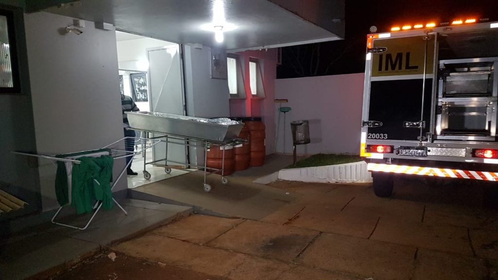 Corpo de mulher que foi encontrada morta em Quedas do Iguaçu dá entrada no IML de Cascavel
