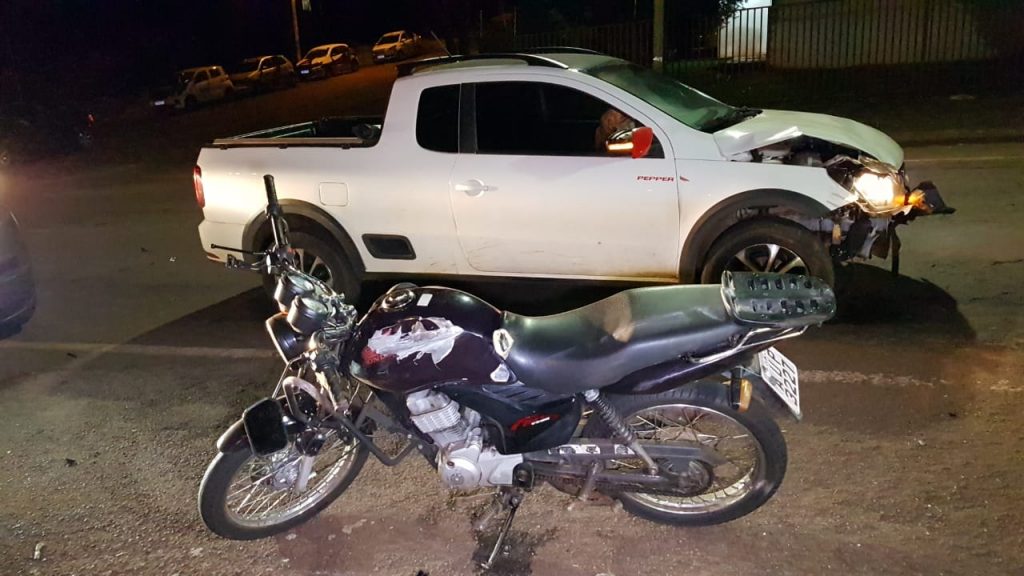 Jovem de 20 anos fratura a perna em forte colisão entre carro e moto na Rua Pio XII, no Centro