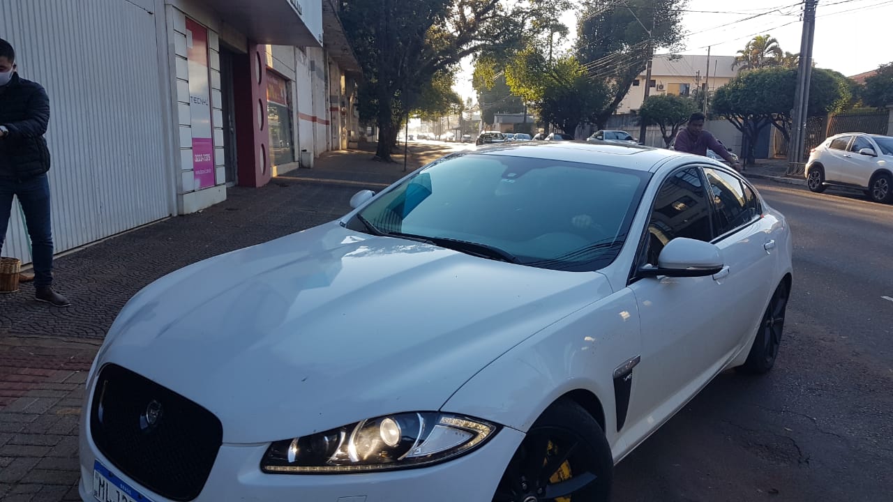 Carro de luxo apreendido na Operação Solis é encaminhado à Delegacia da Polícia Federal Imagem referente a Carro de luxo apreendido na Operação Solis é encaminhado à Delegacia da Polícia Federal