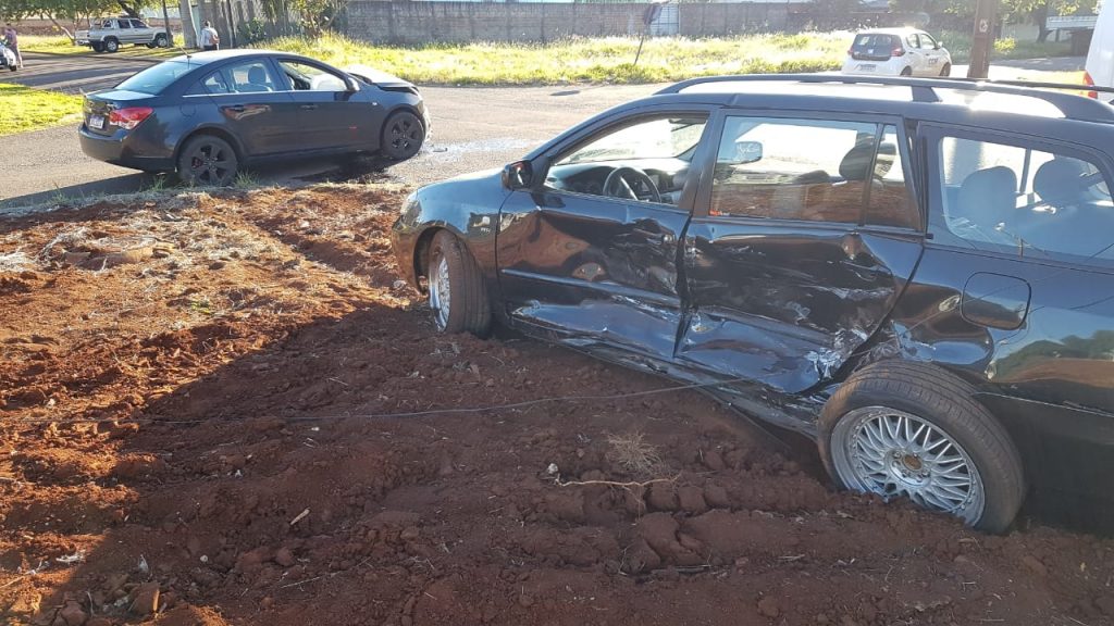 Forte colisão entre carros é registrada no Bairro Pioneiros Catarinenses