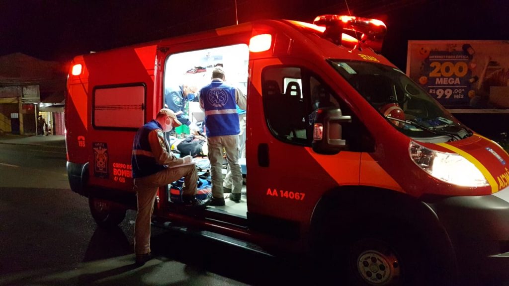 Motociclista sofre fratura na perna ao se envolver em colisão de trânsito na Rua Jacarezinho