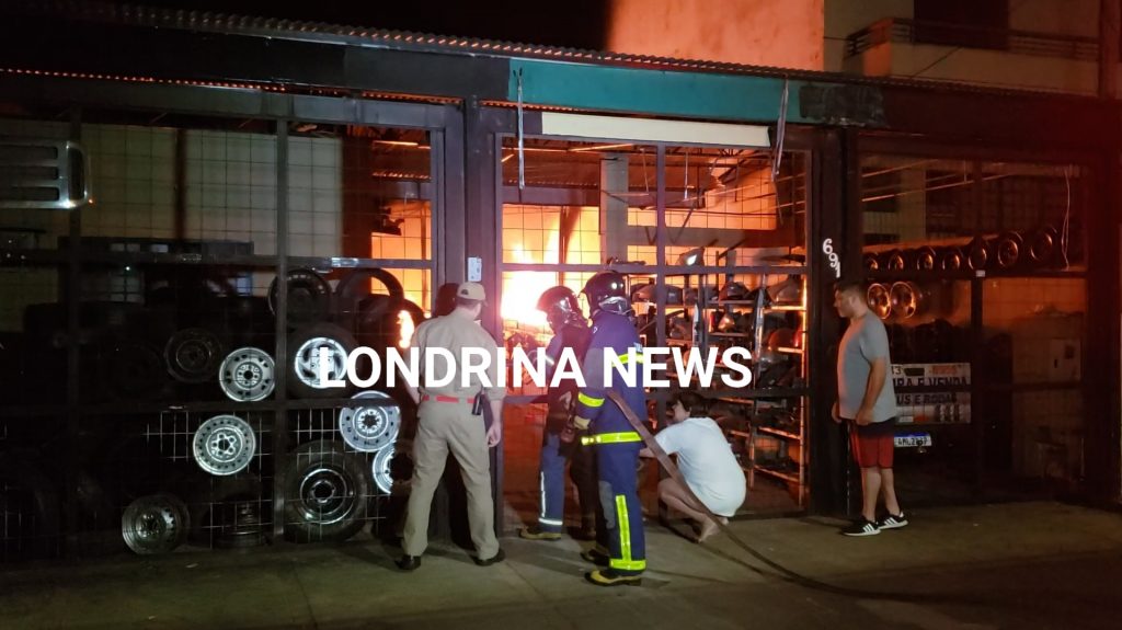 Fogo atinge loja de pneus e funilaria em Londrina
