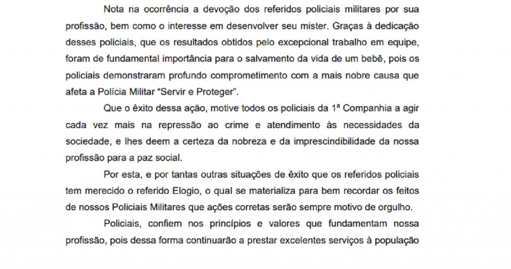 Policiais militares que agiram rápido para salvar bebê de nove dias que se engasgou com leite materno recebem homenagem