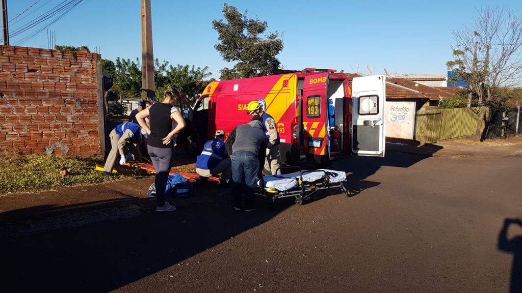 Ciclista fica ferido após colidir com carro na Rua Bororós, no Bairro Esmeralda