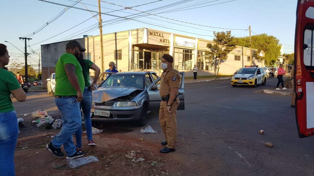 Forte colisão entre caminhonete e Gol na Avenida Carlos Gomes deixa três pessoas feridas