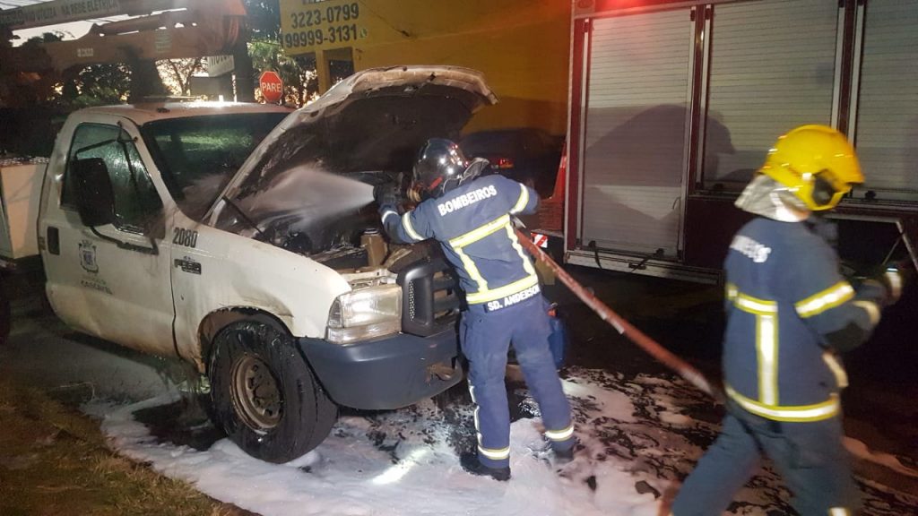 Bombeiros controlam princípio de incêndio em caminhonete da Prefeitura na Av. Barão do Rio Branco