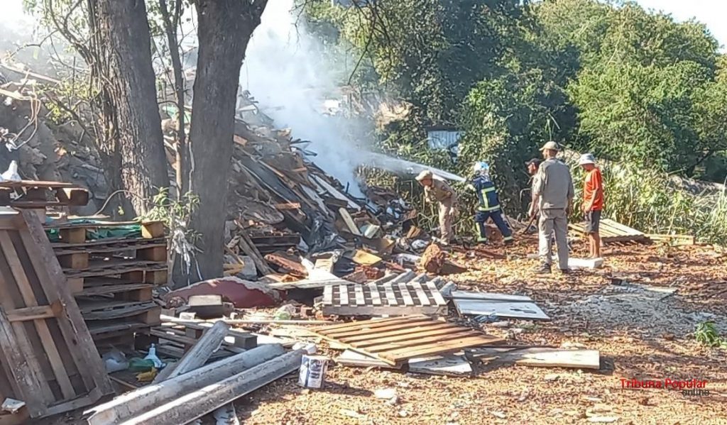 Bombeiros combatem incêndio em recicladora na cidade de Foz do Iguaçu