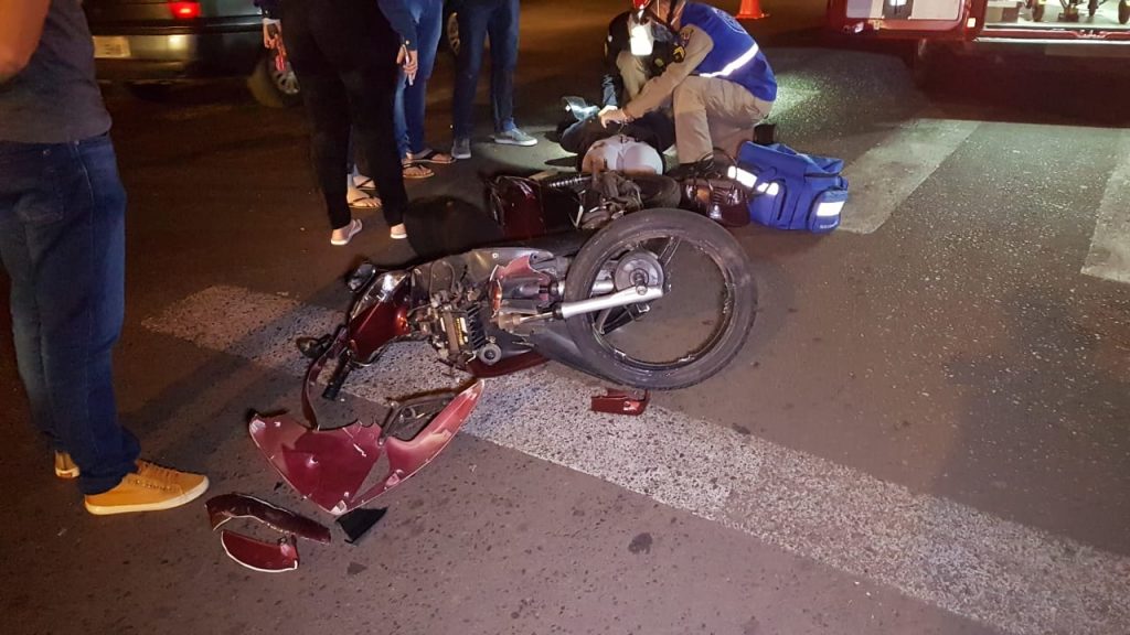 Mulher fica ferida em acidente de trânsito entre Biz e Audi no Jardim Consolata
