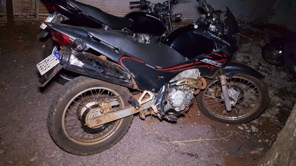 Motocicleta Honda Falcon que havia sido furtada é localizada pela PM no Bairro Neva