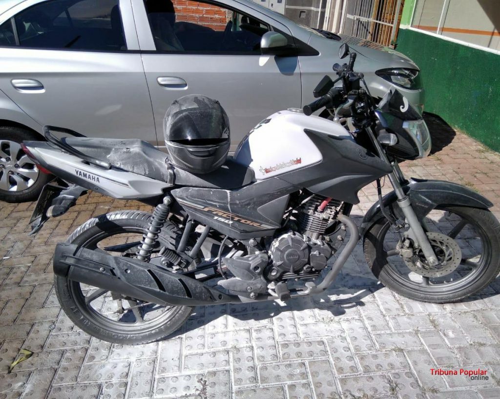 Homem é preso ao jogar gasolina e tentar atear fogo em uma moto na Vila C, em Foz