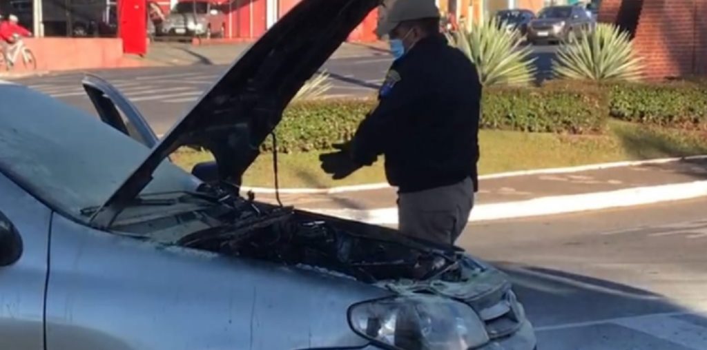 Carro pega fogo e assusta motorista em Ponta Grossa