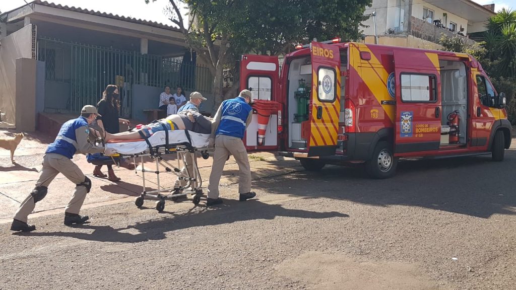 Homem sofre queda no interior de residência na Rua Serra do Purunã, no Morumbi, e é socorrido pelo Siate