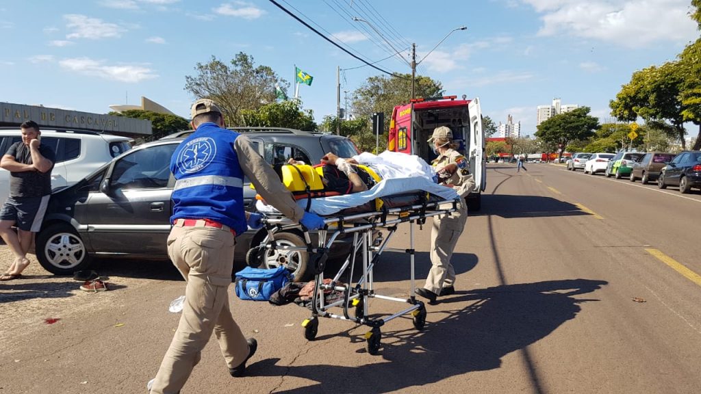 Motociclista de 20 anos fica ferido em acidente na Rua Paraná
